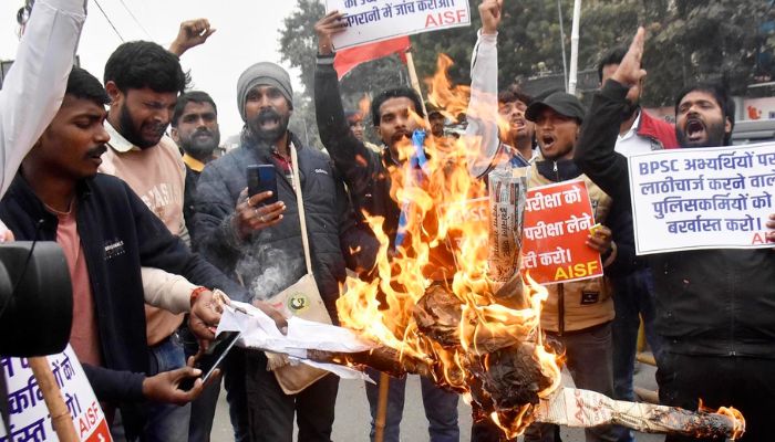 पटना में BPSC छात्र आंदोलन के आड़ में नेता सेंक रहें है अपनी राजनीतिक रोटियां