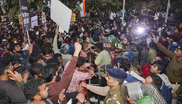 छात्रों को उकसाने के आरोप में घिरे प्रशांत किशोर, पुलिस ने किया मुक़दमा दर्ज