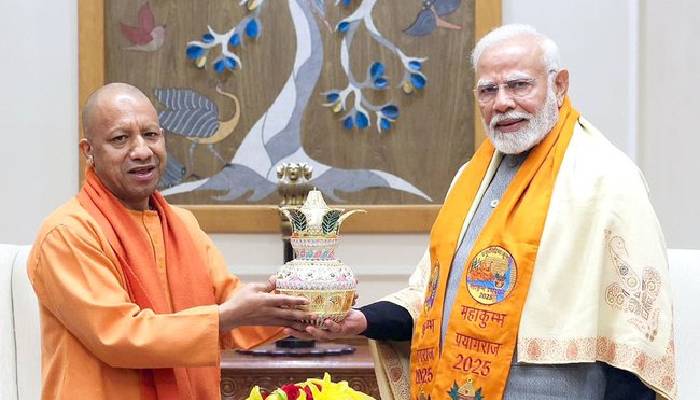 PM मोदी से मुलाक़ात करने दिल्ली पहुंचे CM योगी, कलश भेंट कर दिया महाकुंभ में आने का निमंत्रण