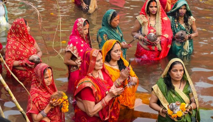 पूर्वांचल लोगों के बीच छठ पर्व की धूम, सुरक्षा-व्यवस्था का रखा गया विशेष ध्यान