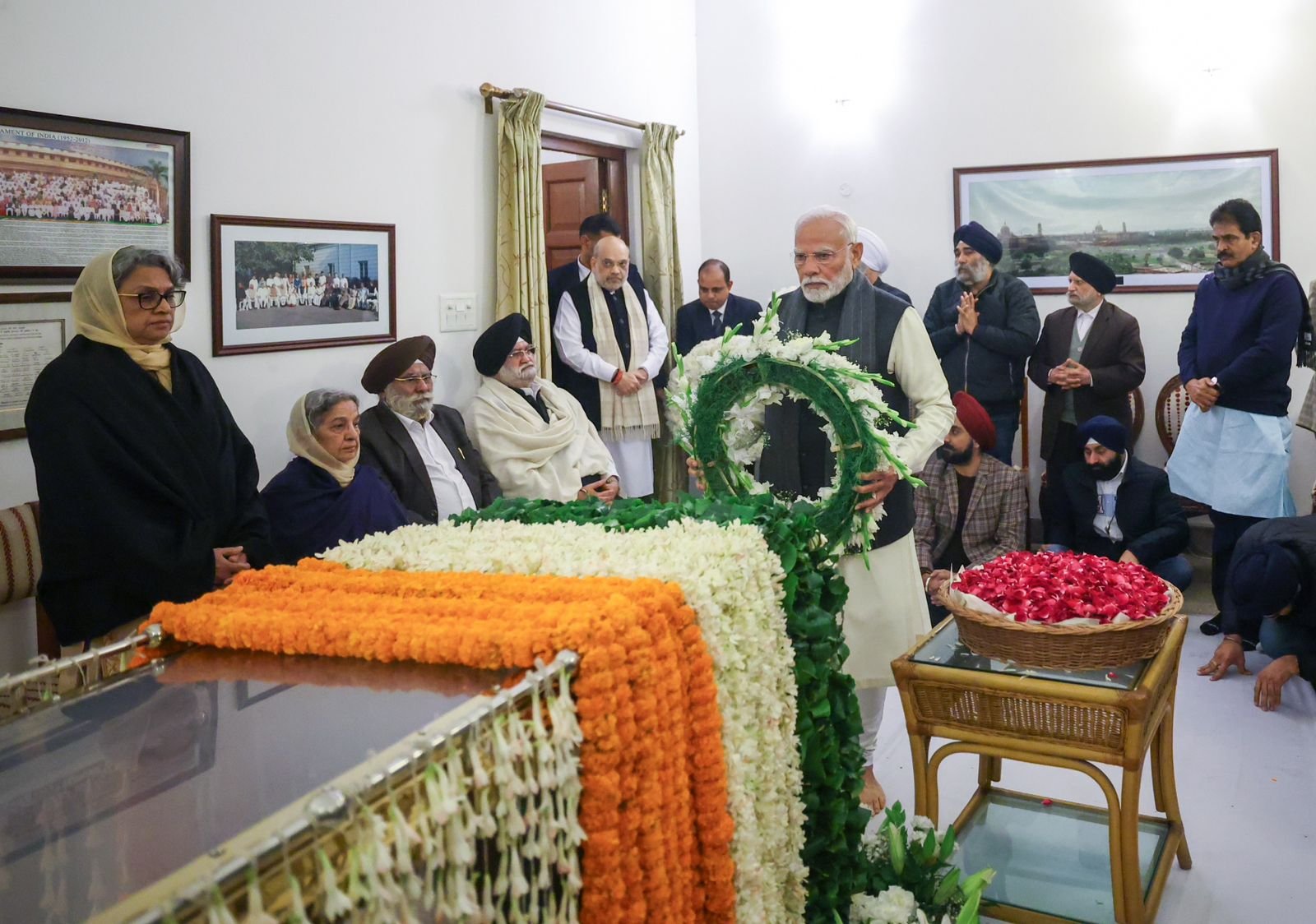 पूर्व प्रधानमंत्री डॉ मनमोहन सिंह को श्रद्धांजलि अर्पित करने उनके आवास पहुंचे मोदी-शाह